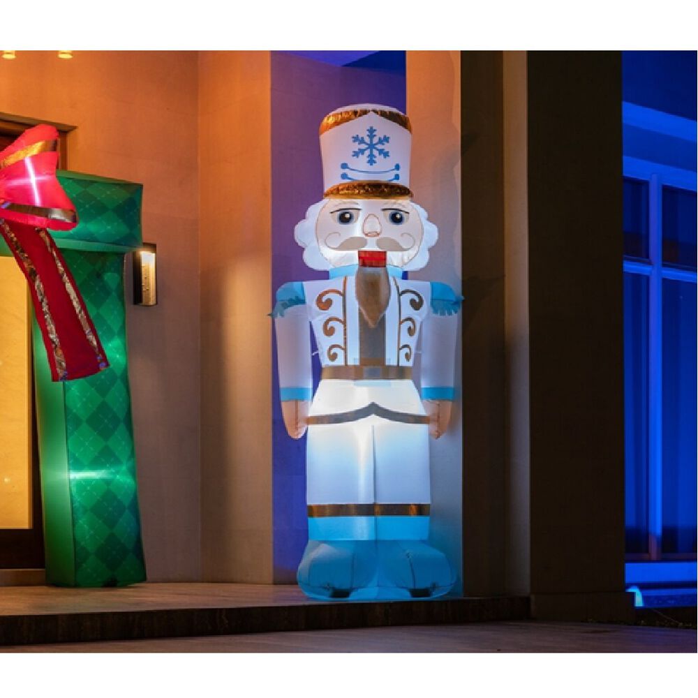 🤴❄️ Cascanueces Inflable Blanco con Luz – ___ m de Altura 🎁✨