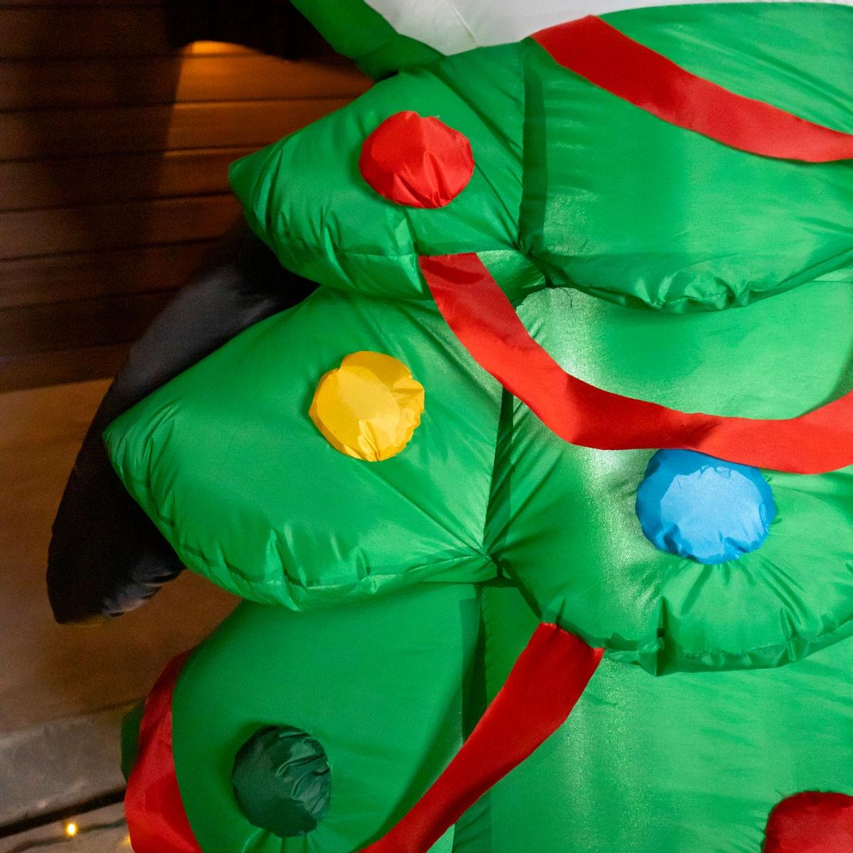 🐧🎅 Pingüino Disfrazado Pinito Inflable Navideño con Luz – 2.13 m x 1.40 m x 0.80 m 🎁🎄