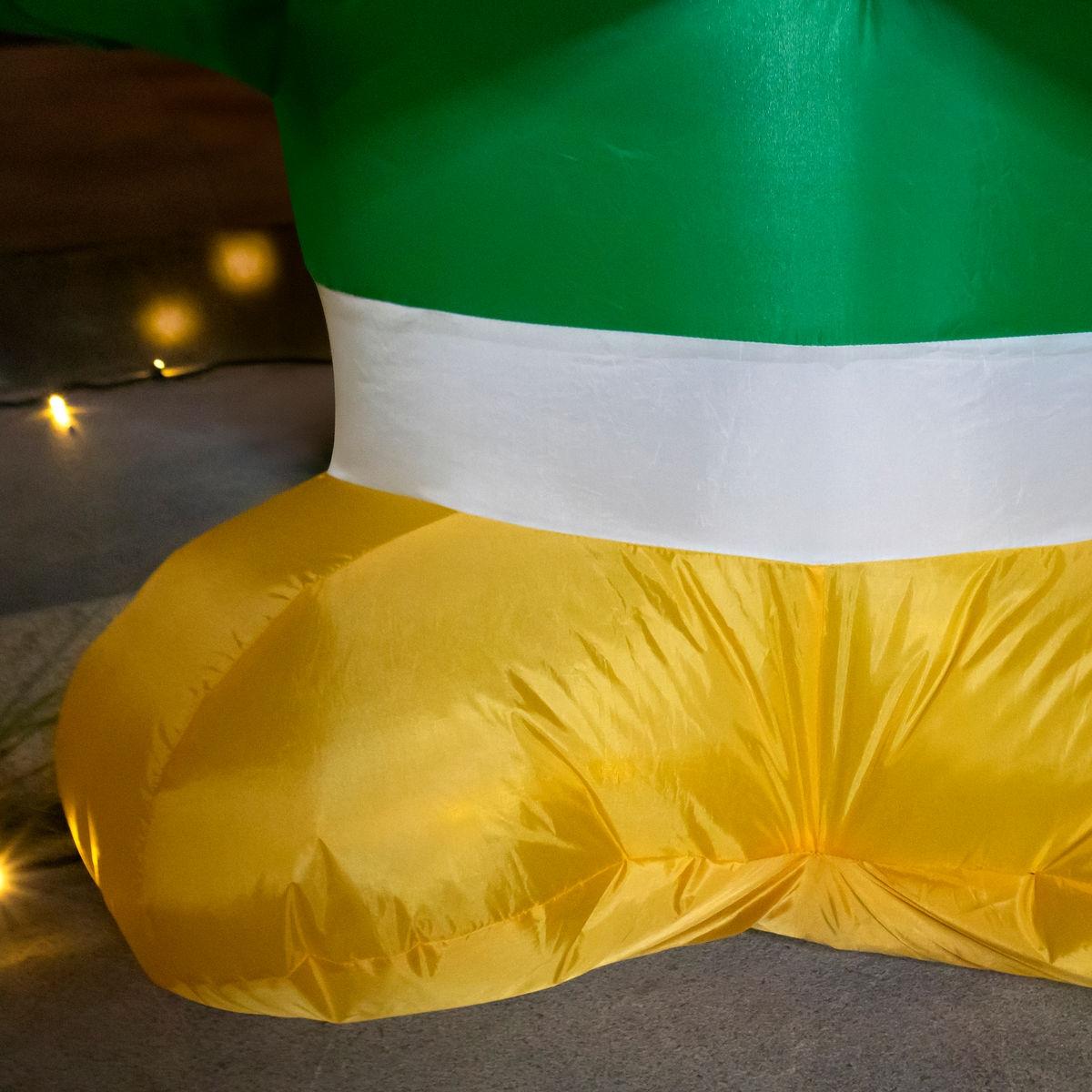 🐧🎅 Pingüino Disfrazado Pinito Inflable Navideño con Luz – 2.13 m x 1.40 m x 0.80 m 🎁🎄