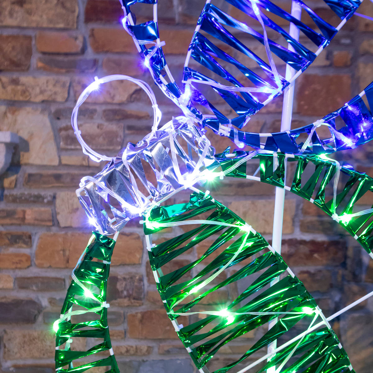 🔴🟢💛 Set de Esferas Navideñas Iluminadas Multicolor – 1.81 m x 0.70 m x 0.30 m 🎄✨