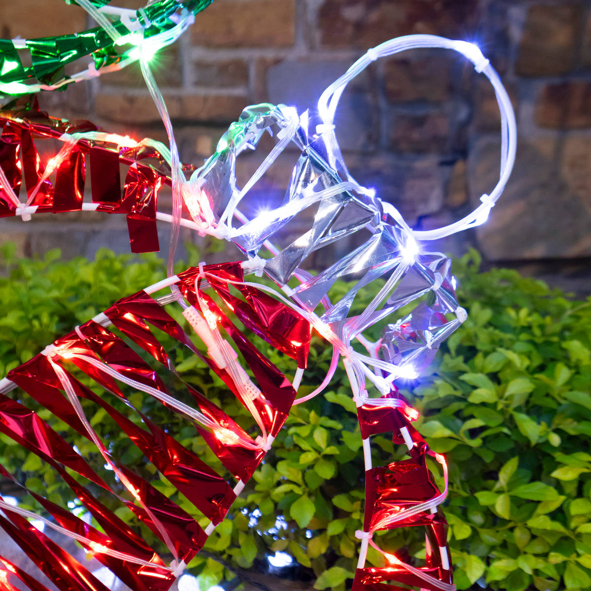 🔴🟢💛 Set de Esferas Navideñas Iluminadas Multicolor – 1.81 m x 0.70 m x 0.30 m 🎄✨