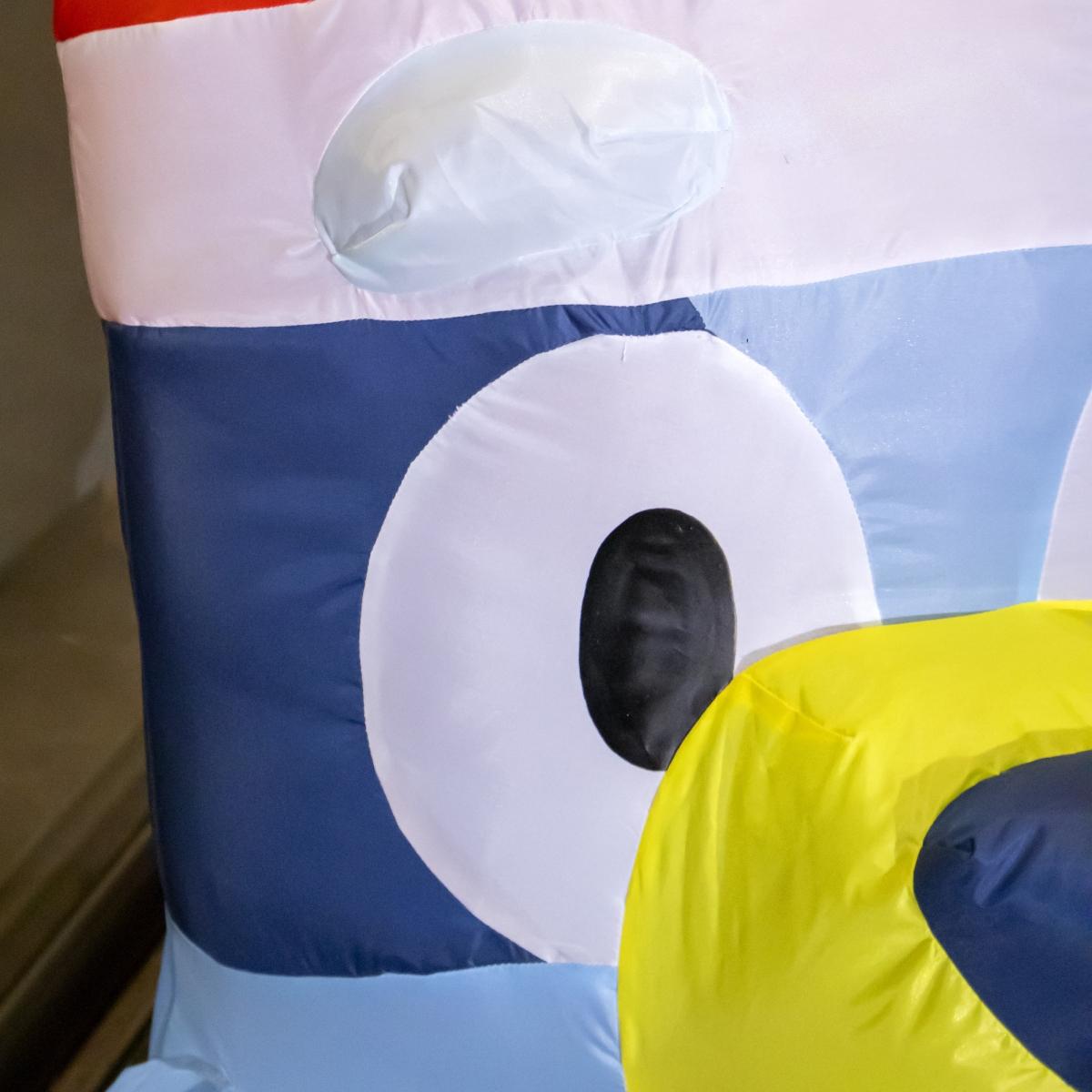 💙🎅 Bluey Inflable Navideño con Luz – 1.20 m de Altura 🎁🎄